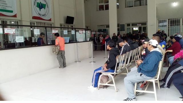 Médicos especialistas de Tarija anuncian acciones legales tras recibir supuestas cartas de cese