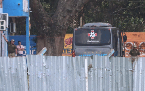 Ataque a autobús del Club Blooming en Montero genera alarma y denuncia por intento de homicidio