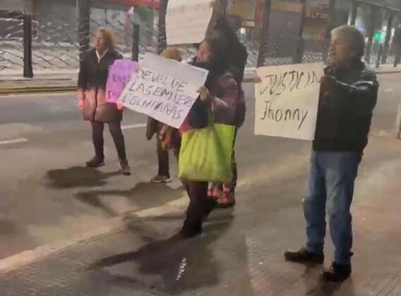 Doria Medina denuncia agresión de masistas con lanzamiento de huevos en Buenos Aires