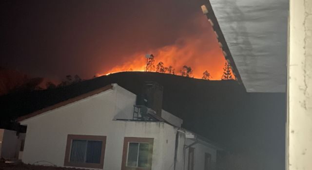 Sama en llamas bomberos luchan contra voraz incendio y se ven obligados a replegarse