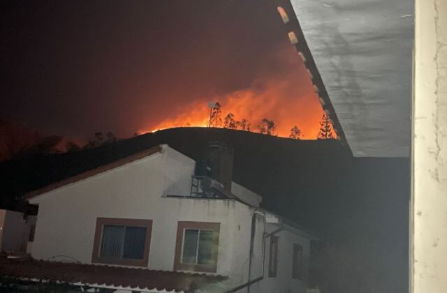 Sama en llamas bomberos luchan contra voraz incendio y se ven obligados a replegarse