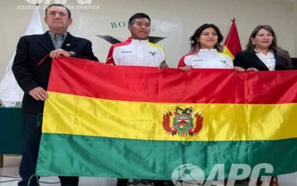 Abanderados Panamericanos reciben Tricolor boliviana en emotiva ceremonia