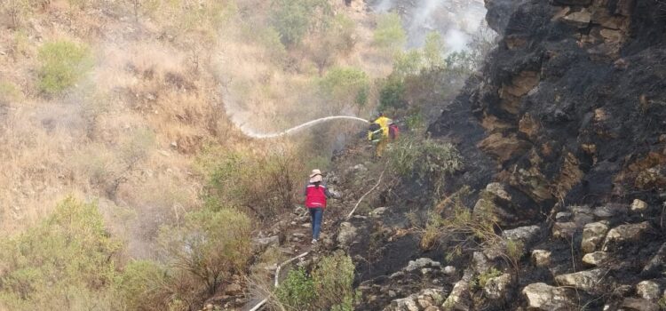 Alcaldía de Tarija en acción controlando incendio con cisternas y apoyo logístico total