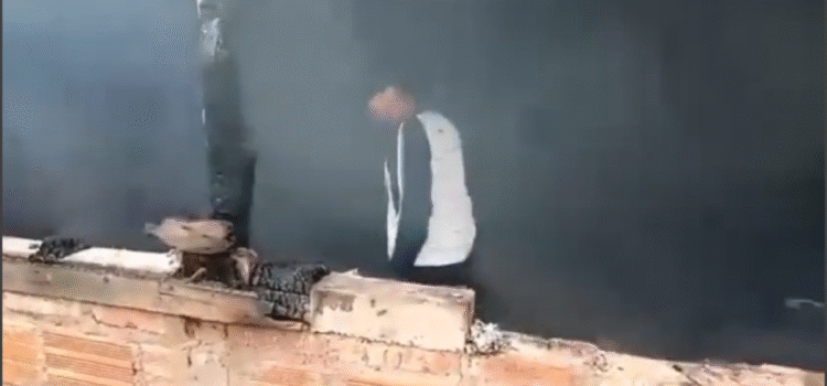 Padre Desesperado Encuentra a su Hijo de 6 Años Calcinado Tras Incendio en Yacuiba