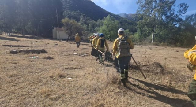 Bomberos combaten incendio en Sama tras horas de lucha por el control del fuego