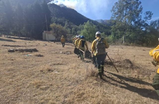 Bomberos combaten incendio en Sama tras horas de lucha por el control del fuego