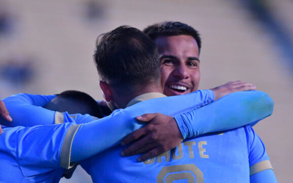 Bolívar golea y toma ventaja en la ida de octavos de Copa Sudamericana