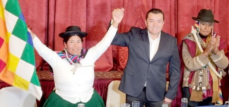 Jhonny Fernández Presenta a Rosa Huanca Pérez como su Candidata a la Vicepresidencia