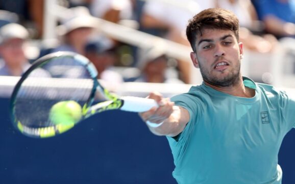 Alcaraz domina a Medjedovic y alcanza las 50 victorias anuales en un partido clave