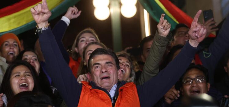 Paz celebra victoria electoral tras estrategia de debates y apoyo de ponchos rojos