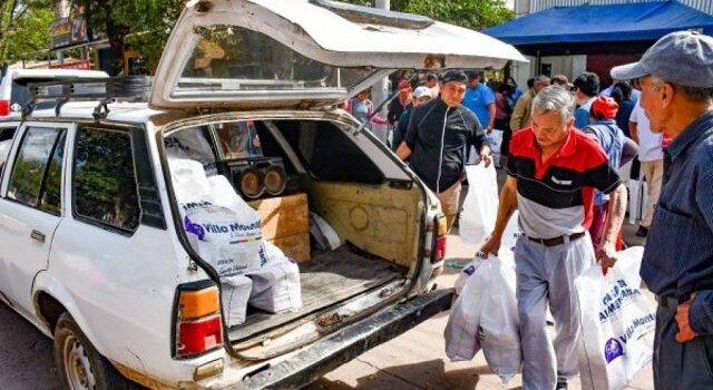 Villa Montes avanza con entrega de seis canastas alimentarias a familias vulnerables