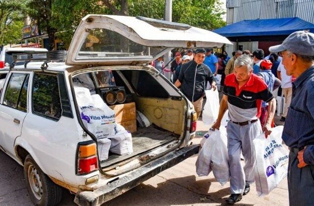 Villa Montes avanza con entrega de seis canastas alimentarias a familias vulnerables