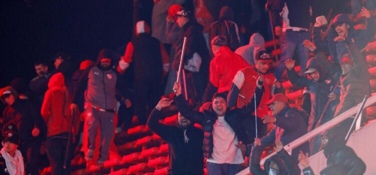 Hinchas chilenos protagonizan nuevo escándalo en Copa Sudamericana repitiendo incidentes previos