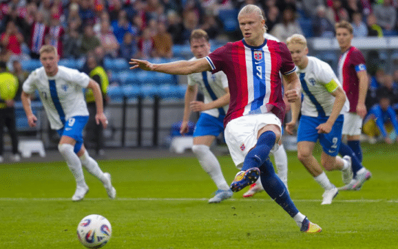Haaland de penal da el triunfo a Noruega en emocionante partido