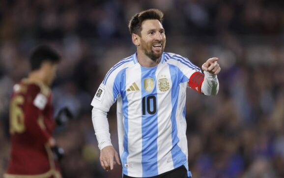 Argentina golea Venezuela con doblete de Messi en su despedida de casa