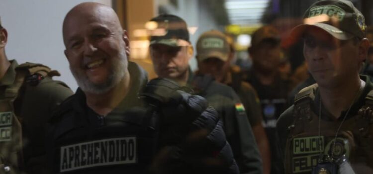 Murillo esposado y rodeado de policías llega a celda en La Paz tras operativo