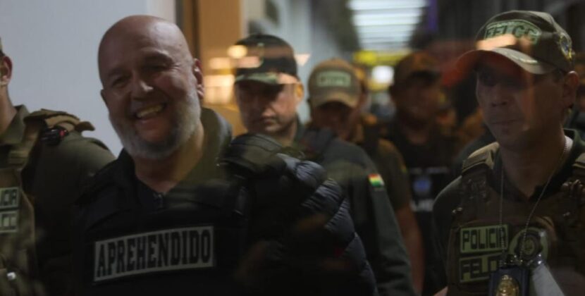 Murillo esposado y rodeado de policías llega a celda en La Paz tras operativo