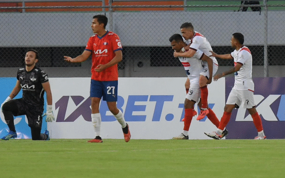 Nacional Potosí vence a Royal Pari en vibrante encuentro en el Félix Capriles