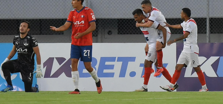 Nacional Potosí vence a Royal Pari en vibrante encuentro en el Félix Capriles