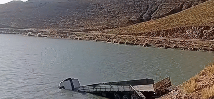 Camión se precipita a represa en Oruro conductor fallece ahogado en trágico accidente