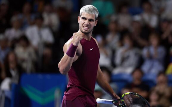 Alcaraz supera lesión de tobillo y lluvia para vencer a Báez en emocionante encuentro