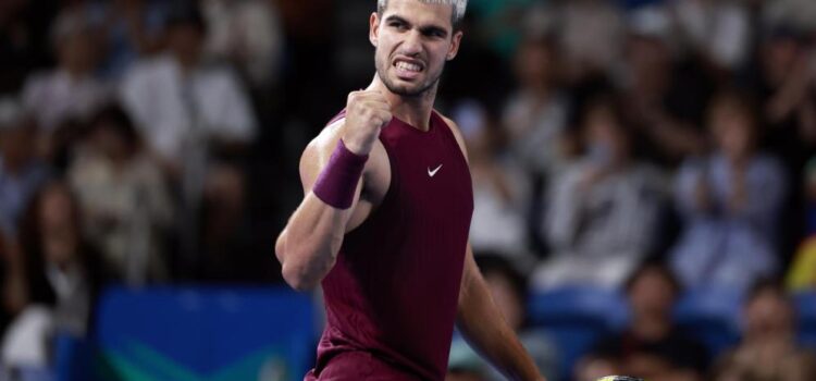 Alcaraz supera lesión de tobillo y lluvia para vencer a Báez en emocionante encuentro