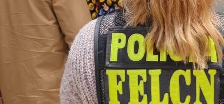 Oruro madre denuncia a su hijo adolescente encontrado con droga y arma de fuego