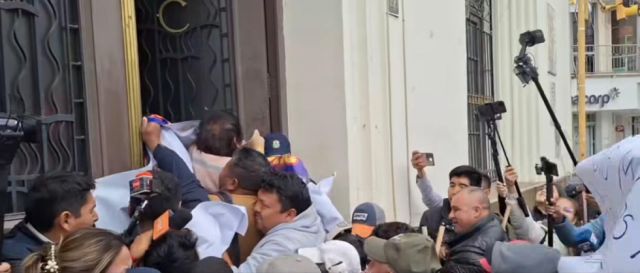 Transportistas libres exigen fin a fotomultas toman alcaldía en protesta