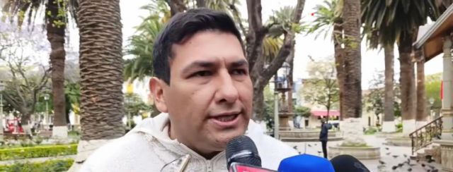 Juntas Escolares Exigen Retiro Inmediato del Carnet de Vacunación a Ministro en Plazo de 48 Horas