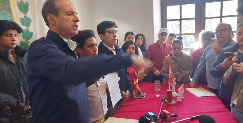 Tuto Quiroga firma Compromiso por Tarija ante cívicos electorales