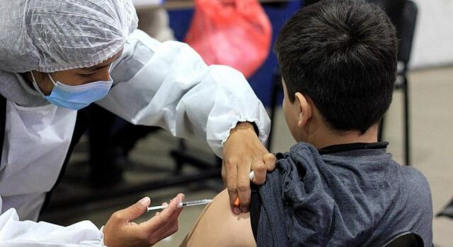 Gobierno coordina vacunación infantil en escuelas para cumplir requisito del Bono Juancito Pinto