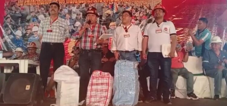 Huarachi Renuncia a la COB Entre Abucheos y Huye en Vehículo con Dirigentes