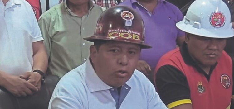 Huarachi renuncia a la COB tras ocho años marcados por la crítica y la cercanía al poder