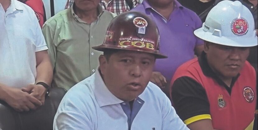 Huarachi renuncia a la COB tras ocho años marcados por la crítica y la cercanía al poder