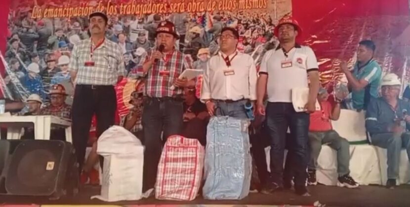 Huarachi renuncia a la COB entre abucheos y huye en vehículo oficial