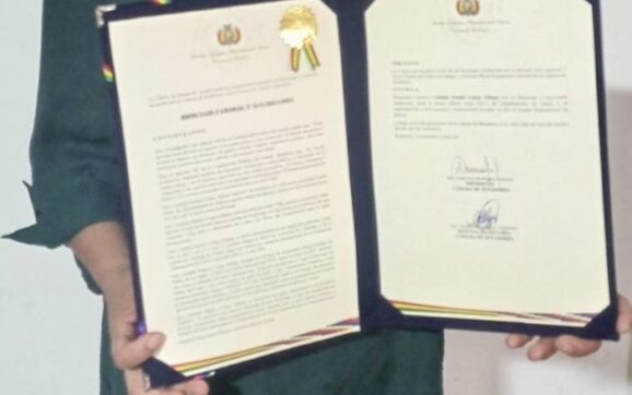 Cándida Colque árbitra de fútbol reconocida por la Cámara de Senadores