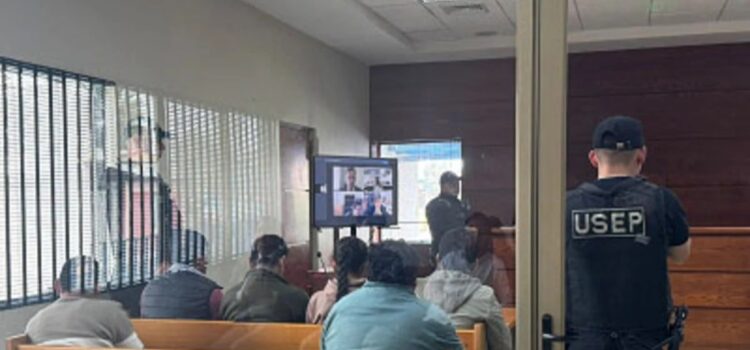 Cinco policías bolivianos encarcelados en Chile enfrentan baja definitiva por tráfico de drogas