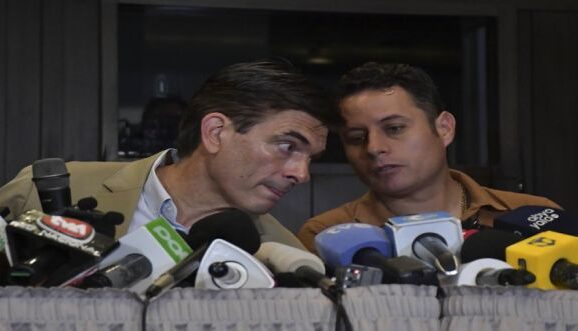 Costa impulsa legislación para potenciar el deporte en Ecuador ante Rodrigo Paz