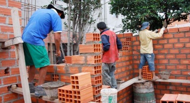 Tarija crisis construcción desempleo masivo constructores buscan trabajo otros departamentos