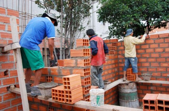 Tarija crisis construcción desempleo masivo constructores buscan trabajo otros departamentos