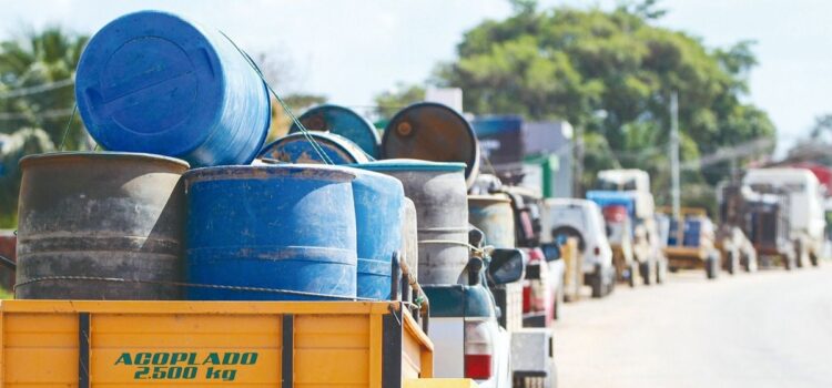 Arce promulga ley corta para importar combustible tras exigencia cívica