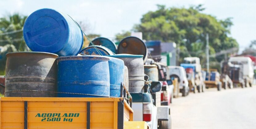 Arce promulga ley corta para importar combustible tras exigencia cívica