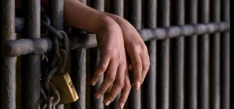 Joven de 18 años aprehendido por asfixiar a su bebé de tres semanas en Cochabamba