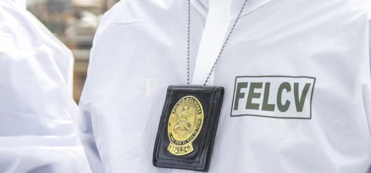 Hombre aprehendido tras agredir a su pareja y apuñalar al vecino que intervino