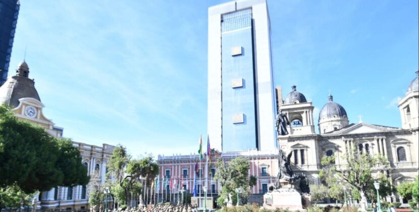 La Paz lista para la transmisión de mando con decoración tricolor para recibir invitados especiales