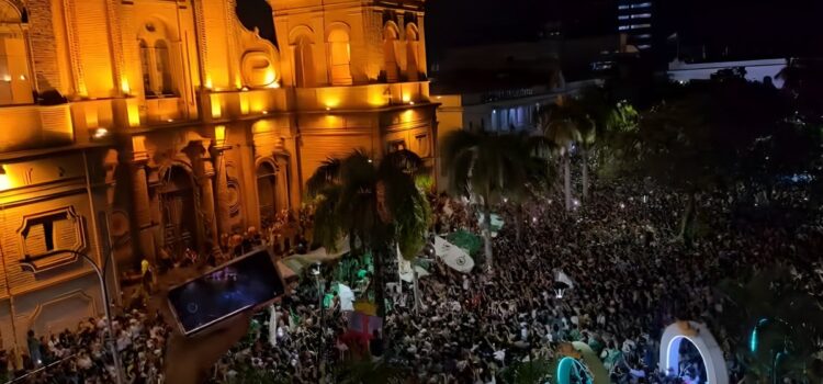 Oriente Petrolero festeja 70 años con emotiva serenata multitudinaria