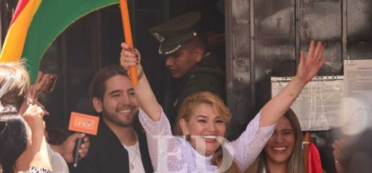 Jeanine Áñez sale de prisión tras casi cinco años de cautiverio judicial