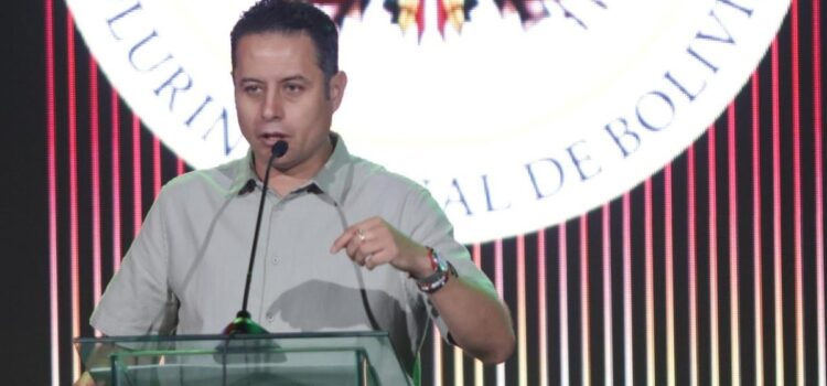 Lara Impulsa Seguridad Jurídica y Alianza Productiva en Vibrante Discurso Ovacionado en Santa Cruz