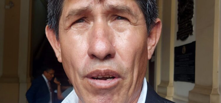 Presidente de Asamblea desmiente compra de camisas y contradice a Romina Salazar