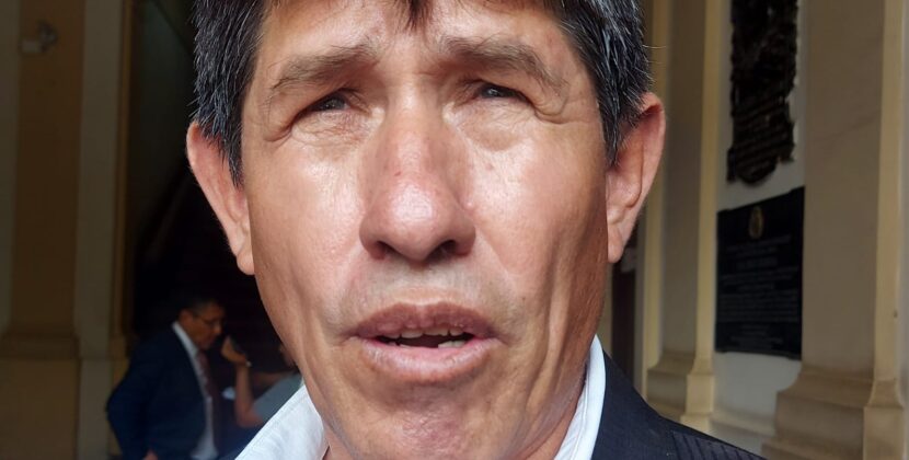 Presidente de Asamblea desmiente compra de camisas y contradice a Romina Salazar